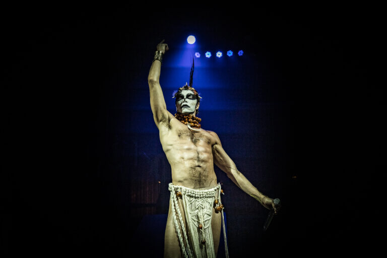 Teatro Porto prorroga temporada de Ney Matogrosso, Homem com H que volta em cartaz em 30 de janeiro