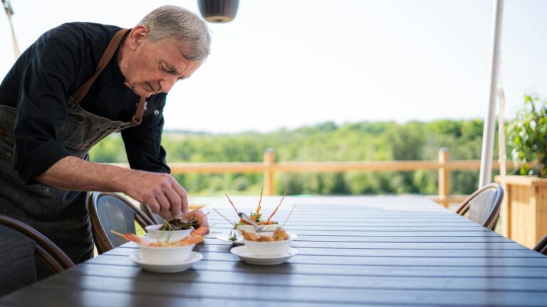 Bares e restaurantes ampliam contratações de pessoas 50+