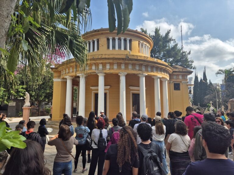 Passeio no Cemitério da Consolação celebra os Modernistas