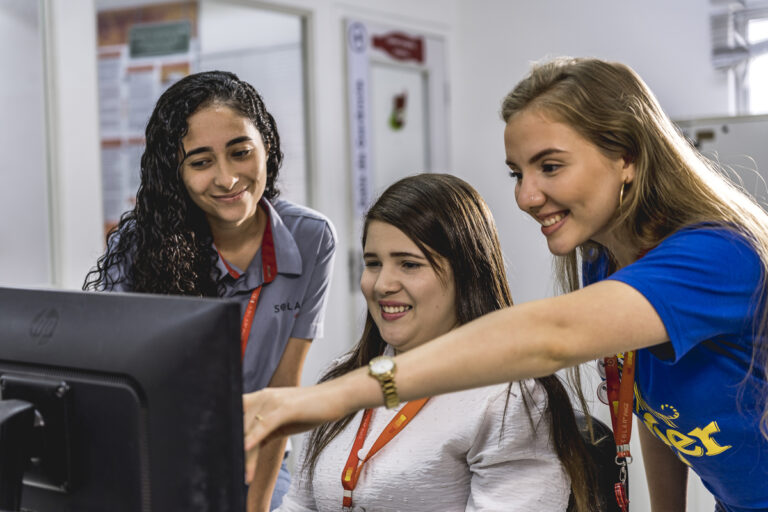 Empresas investem na retenção de mulheres