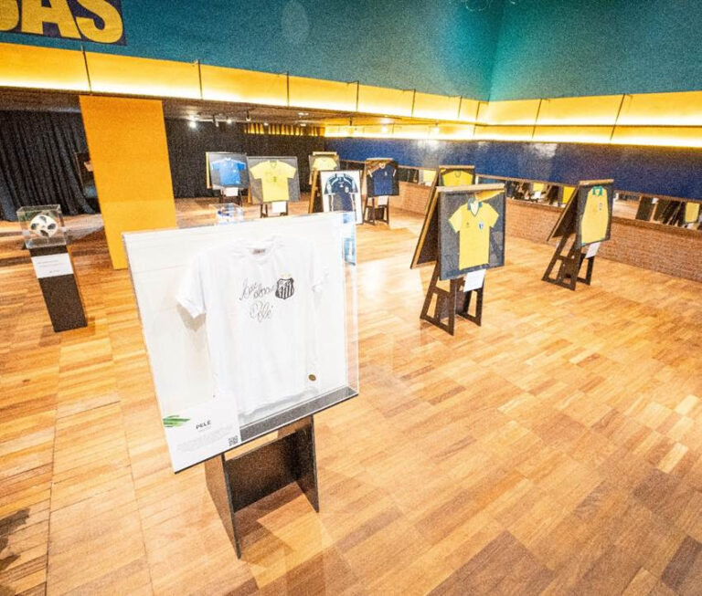Camisas históricas do futebol ganham exposição inédita no Shopping Market Place