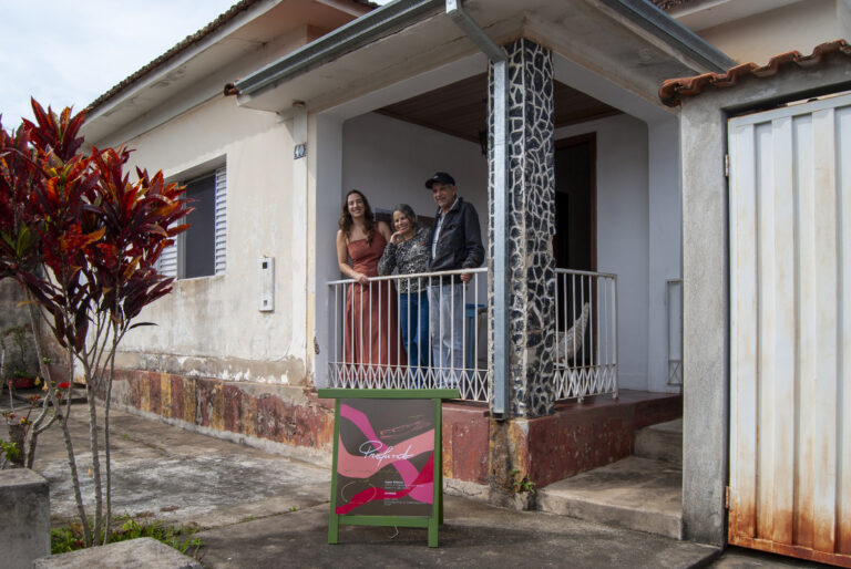 Moradores transformam cidade mineira com arte contemporânea