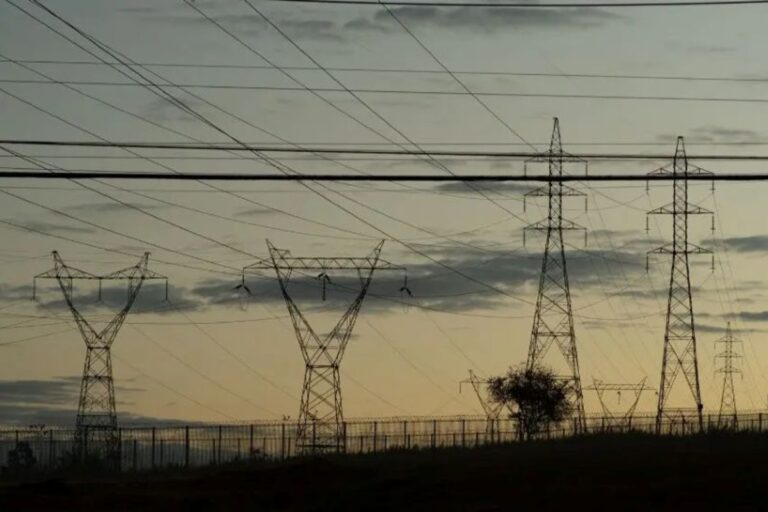 Energia solar e baterias impulsionam a economia industrial Energia solar e baterias impulsionam a economia industrial