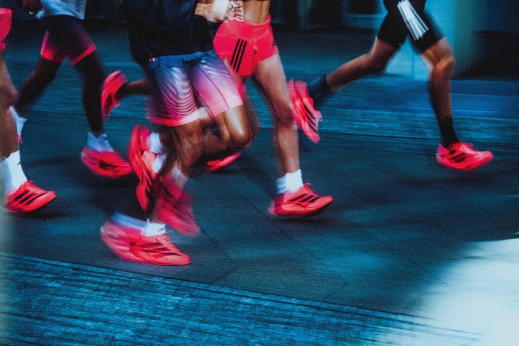 Adizero Adios Pro 5 chega ao mercado por R$ 2.199,99 trazendo inovações testadas por recordistas mundiais