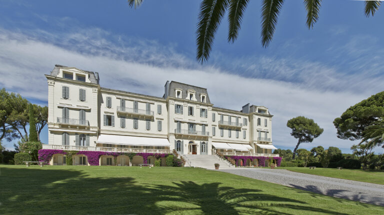 Hotelaria de luxo e ecologia: Hotel du Cap-Eden-Roc lança a série “Sustainable Future” front of the hotel du cap eden roc vogvt