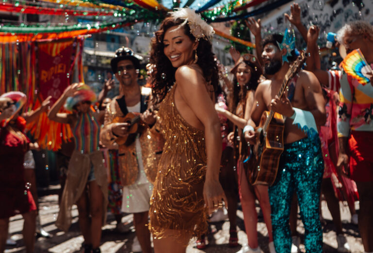 Karinah se divide entre os carnavais do Rio e Salvador