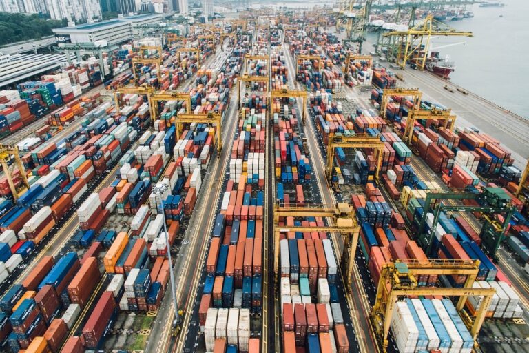 Rotas internacionais ajustam-se às mudanças no comércio global Rotas internacionais ajustam-se às mudanças no comércio global