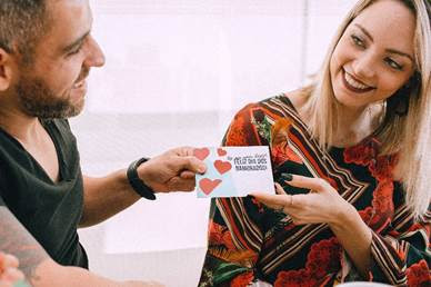 Flores murcham, experiências ficam: 5 ideias de presentes inusitados para celebrar o amor no Dia dos Namorados