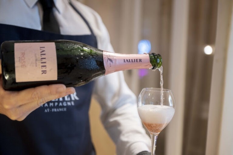 Dia dos Namorados em casa: como harmonizar champagne para brindar a dois