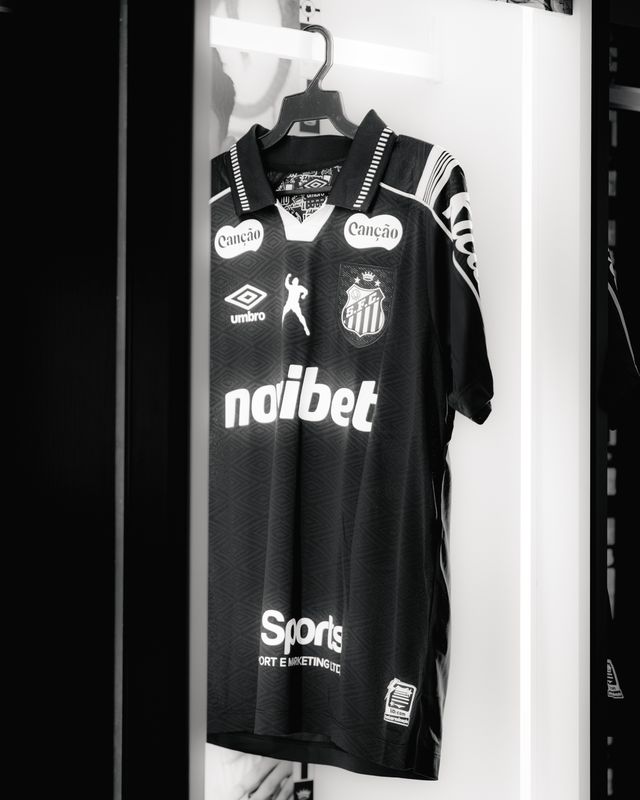 NR Sports aplica o icônico “soco no ar” da Pelé Brand no uniforme do Santos Futebol Clube