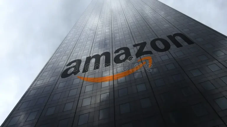 amazon logotipo de com em nuvens refletindo uma fachada do arranha céus rendição d editorial 102039611