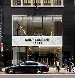 Saint Laurent veste Connor Storrie, Ahn Hyo-seop, Rocco Ritchie e Madonna saint laurent paris store (51395501701)