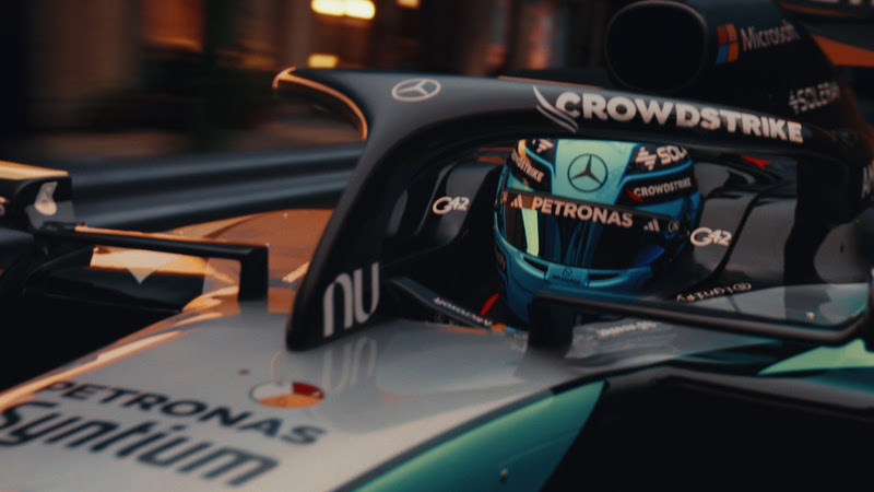 Nubank Ultravioleta escala Patrick Dempsey em campanha global inspirada na alta performance da Mercedes-AMG PETRONAS F1